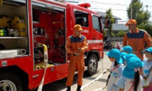 名古屋市立幼稚園の消防署見学の画像