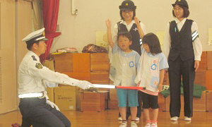 名古屋市立幼稚園の消防署見学の画像