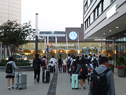 ホテルから駅に向かう様子
