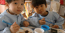 園児たちがお弁当を食べている写真