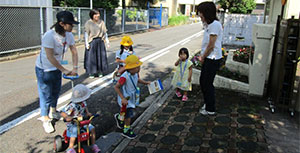 園児が登園している写真