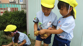 子どもたちが遊んでいる写真