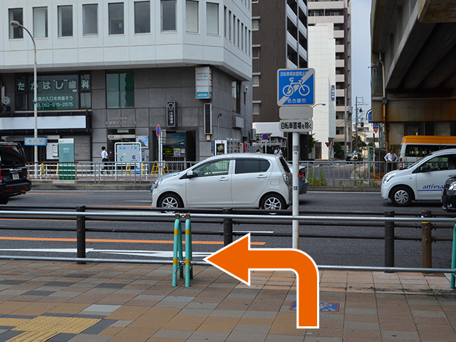 駅を出て左の風景