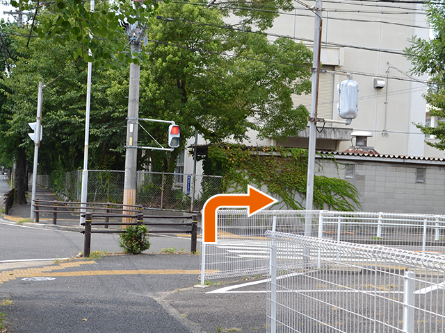 歩車分離式の交差点の風景