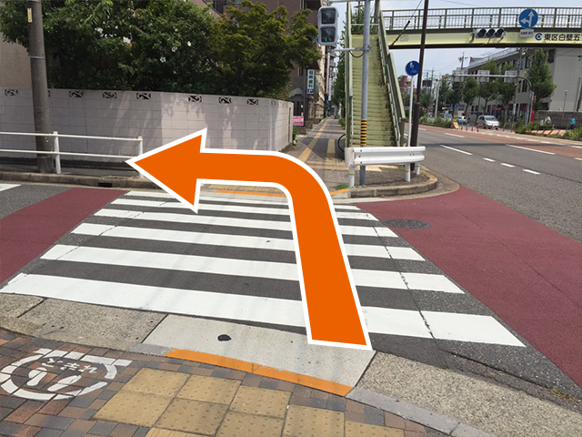 直進した先の横断歩道の風景