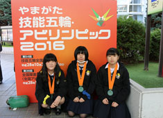 敢闘賞のメダルをかけた3名の写真