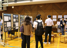 体育館での展示の様子