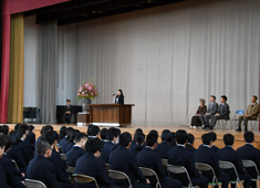 離任式のあいさつの様子