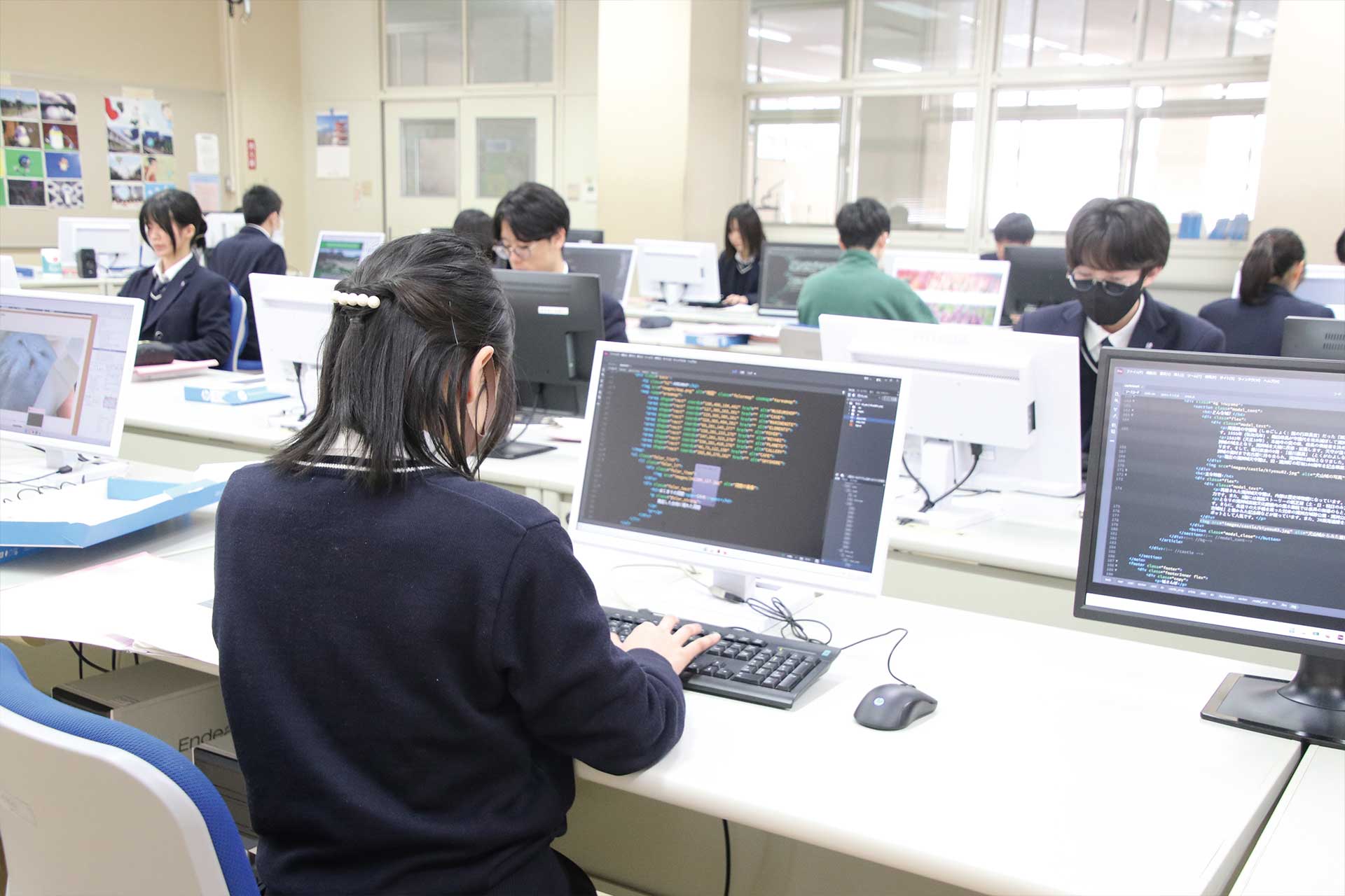 WEBの授業をしている様子の写真