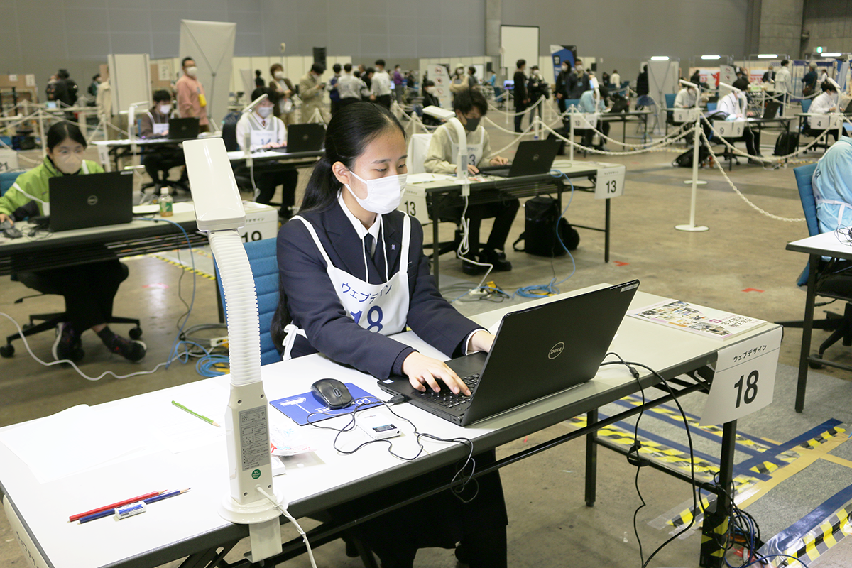 情報科のウェブ部の生徒が大会に出場している様子