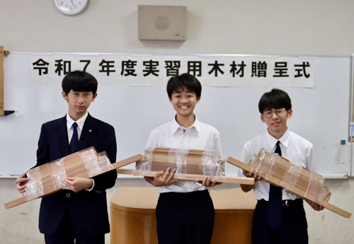 贈呈式のようす
