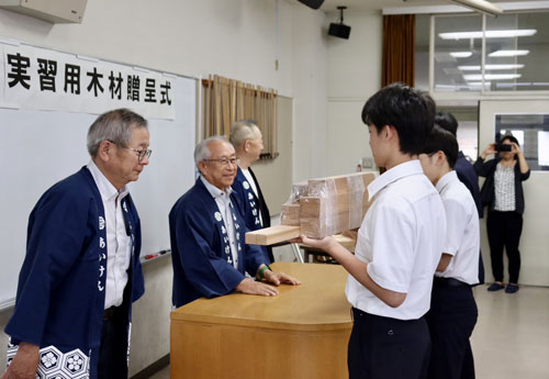 贈呈式のようす