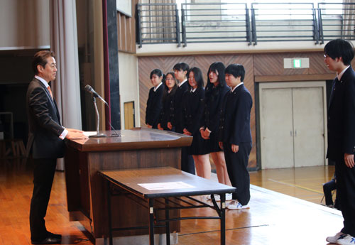 贈呈式のようす