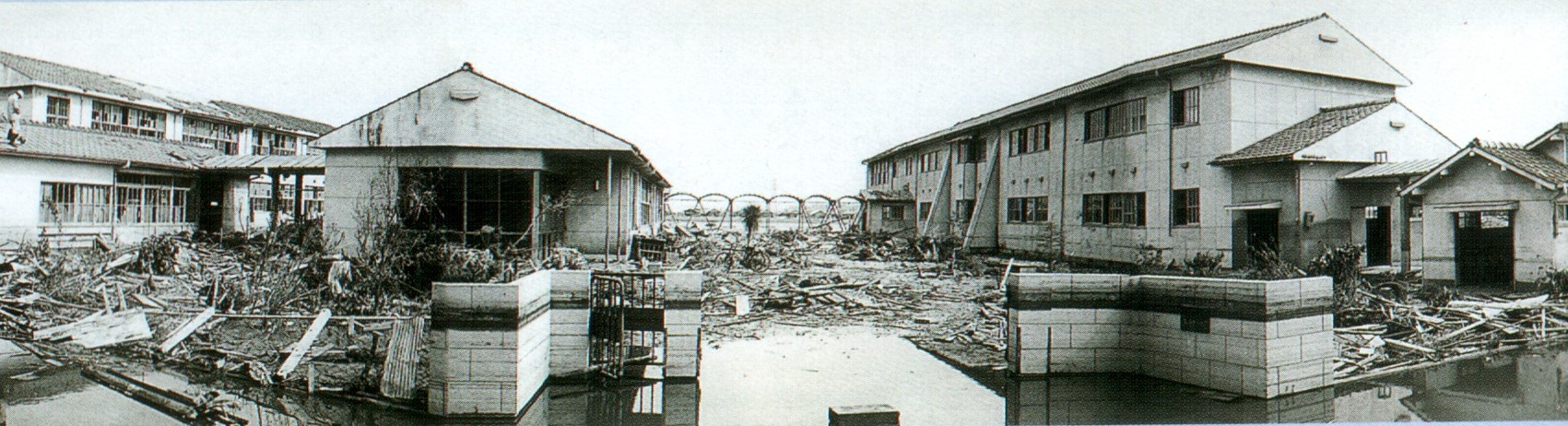 台風の被害を受けた校舎の全景