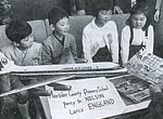 写真:英国のマースデン小学校と交歓