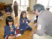 おじいちゃんおばあちゃんとのふれあい会の写真