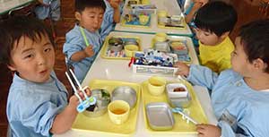 園児がお弁当を食べている様子が写った写真