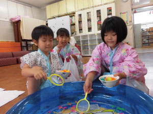 夏祭りの様子の写真